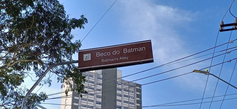Stra&szlig;enschild &bdquo;Beco do Batman&ldquo; in S&atilde;o Paulo &ndash; Kunstvolle Gasse in der Vila Madalena