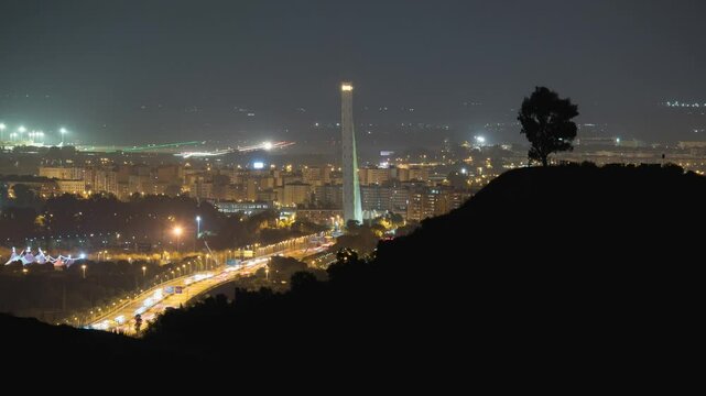 Timelapse showing the Alamillo Bridge in Seville illuminated at night, with steady car traffic crossing and the airport visible in the distance. A dynamic view of the city&rsquo;s modern infrastructure