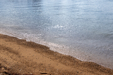 砂浜に打ち寄せる穏やかな波