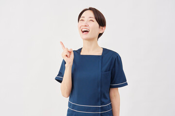 女性　美容看護師　思いつく　白背景