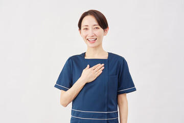 女性　胸に手を当てる美容看護師　ポートレート　白背景　カメラ目線