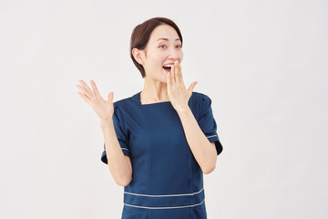 女性　美容看護師　笑顔で驚く　白背景