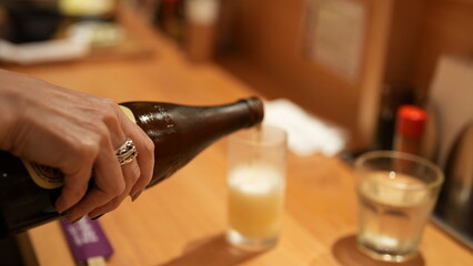 ビールを注ぐ女性の手