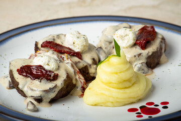 Medallones de lomito con crema de champiñones y pure de papas 