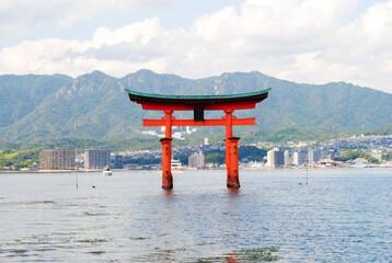 広島県宮島の厳島神社大鳥居

