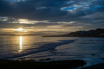 朝焼けの海岸線