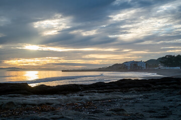 朝焼けの海岸線