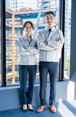 作業着を着た男女のポートレート