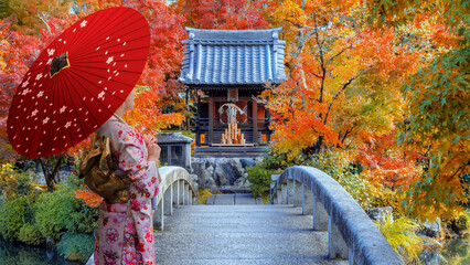 Obraz premium Japanese Woman in Traditional Kimono Dress at Eikando Zenrin-ji temple with beautiful foliage in autumn in Kyoto, Japan