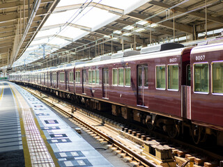 Fototapeta premium 阪急川西能勢口駅を出発する急行電車