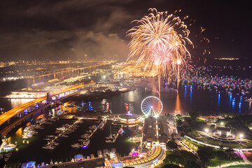 Naklejka premium Miami Night Celebration with Fireworks Over Bayfront Park and Marina