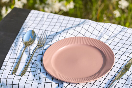 Elegant table setting for outdoor dining