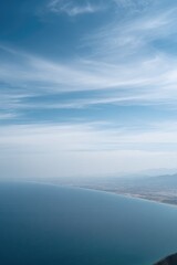 Obraz premium High-angle view of ocean meeting sky