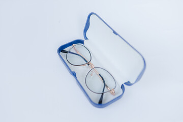 Photochromic glasses for nearsighted eyes are usually used when reading. With a blue case