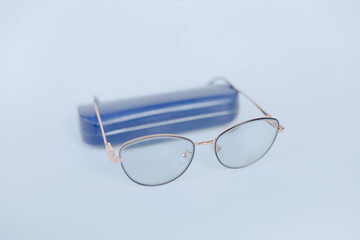 Photochromic glasses for nearsighted eyes are usually used when reading. With a blue case