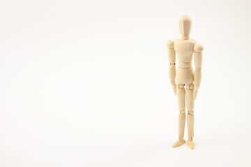 白い背景に立つデッサン人形
