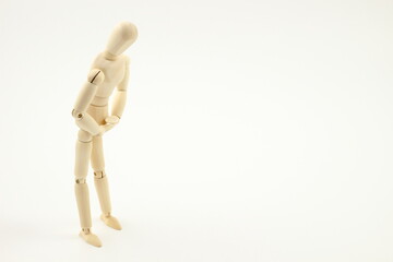 腹痛の人形の苦しみを表現