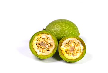 Grüne, unreife Walnüsse vor weißem Hintergrund