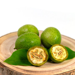 Grüne, unreife Walnüsse vor weißem Hintergrund