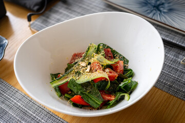 ensalada fresca, jitomate, espinacas en un plato 
