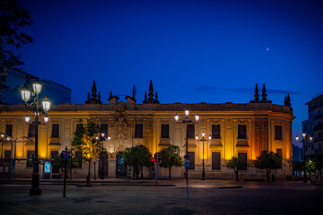 Sevilla, España. 1 de julio de 2025. Las amplias calles arboladas cerca del centro histórico de...