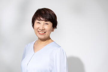 笑顔のシニア女性