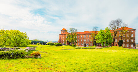 Obraz premium Wawel castle landmark with city view near river in Krakow Poland. Autumn landscape on coast river Wisla