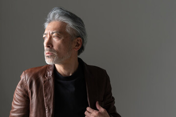 ジャケットを着た男性