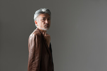 ジャケットを着た男性