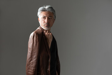 ジャケットを着た男性