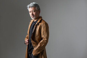 ジャケットを着た男性