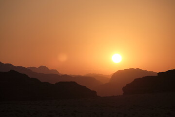 Feuriger Sonnenuntergang über den Dünen der Sahara
