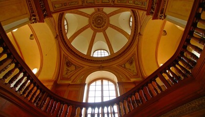 Obraz premium Grand Staircase and Domed Ceiling in a Luxurious Palace