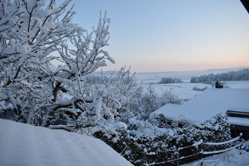 Häuser auf dem Land unter einer dicken Schneedecke in der Schweiz