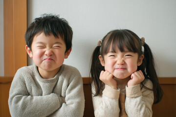 おどけた変顔をする元気いっぱいの可愛い子どもたち