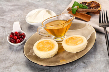 Roasted cheesecakes - Syrniki with honey