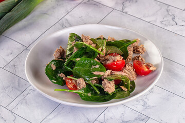 Salad with canned tuna and spinach