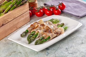Boiled asparagus with roasted bacon