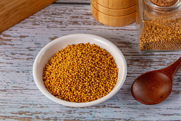 Raw dry aroma flavour mustard seeds