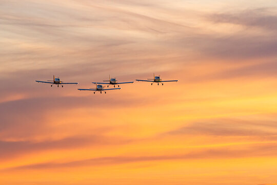 Four Light Aircraft Flying in Formation at Sunset | Cztery lekkie samoloty lecące w formacji o zachodzie słońca