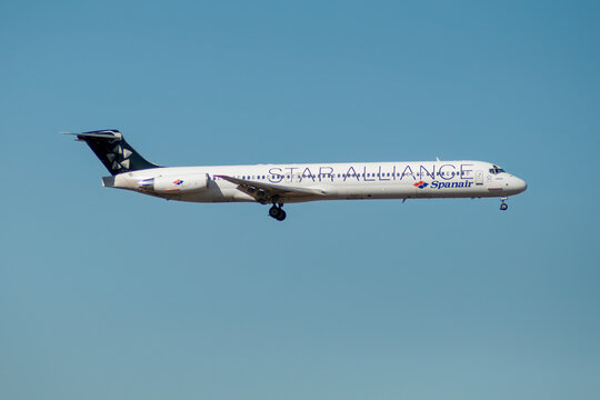 Avi&oacute;n de l&iacute;nea MD-83 de la aerol&iacute;nea Spanair aterrizando en el aeropuerto de Madrid Barajas con librea Star Alliance y matr&iacute;cula EC-GXU.