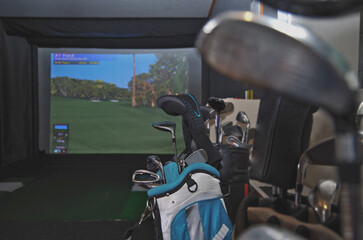Virtueller Golf-Abschlagplatz auf Kreuzfahrtschiff mit Leinwand und Golfschlägern - Virtual digital 3D putting green golf trainer onboard cruiseship cruise ship liner © Tamme Wichmann