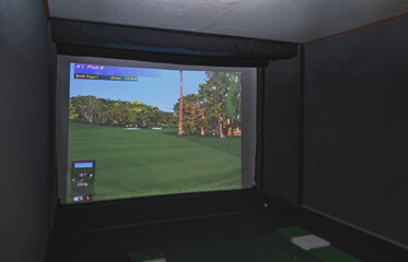 Virtueller Golf-Abschlagplatz auf Kreuzfahrtschiff mit Leinwand und Golfschlägern - Virtual digital 3D putting green golf trainer onboard cruiseship cruise ship liner
