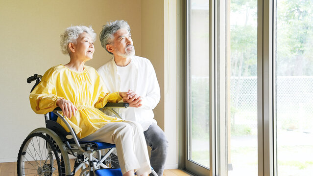 シニア、支援、カップル、夫婦、車椅子、介護、車いす、介助、笑顔、ポジティブ、元気、リラックス、バリアフリー、住宅、室内、施設、高齢者、お年寄り、グレイヘア、白髪、老人、シルバー、中高年、おじいちゃん、おばあちゃん、年配、セカンドライフ、老後、60代、70代、ヘルスケア、健康、サービス付き高齢者向け住宅、サ高住、女性、男性、日本人、明るい、ハッピー、幸せ、嬉しい、サポート、保険、相続、安心、安全、老