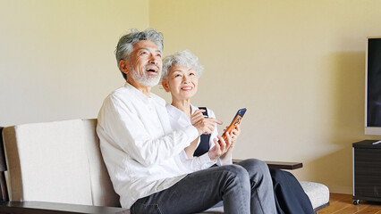 一緒にスマホを見るシニアカップル
