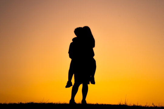 Pareja de enamorados silueta 