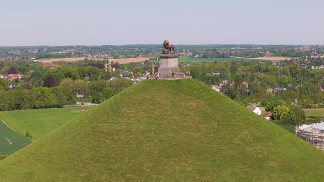 visitors atop stairs platform overlooking green grass covered mound lion's waterloo belgium scene invites to drone shot leeuw van mesmerizing harmony history 