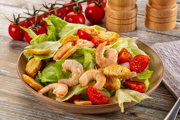 Caesar salad with prawn and romano