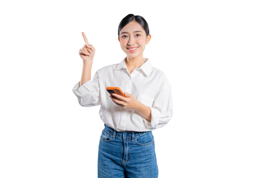 Asian woman has a great idea while using her phone, smiling as she points upward to signify her inspiration or a solution she found online.