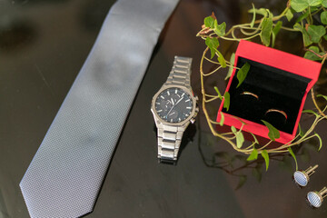 agiotaje, glamour, bodegón, corbata, reloj, anillos, celebración